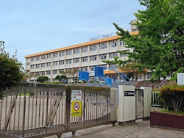 吉野東中学校【鹿児島市立吉野東中学校】は、吉野町に位置する1983年創立の中学校です。令和3年度の生徒数は476人で、16クラスあります。校訓は「礼節・勉学・錬磨・勤労」です。 1500m