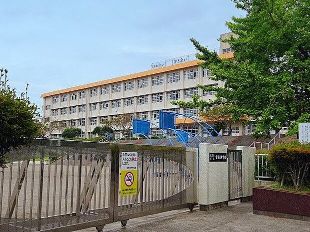 吉野東中学校【鹿児島市立吉野東中学校】は、吉野町に位置する1983年創立の中学校です。令和3年度の生徒数は476人で、16クラスあります。校訓は「礼節・勉学・錬磨・勤労」です。 2350m