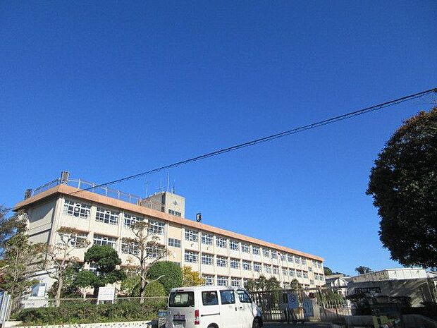 吉野東小学校【鹿児島市立吉野東小学校】は、吉野町に位置する1981年創立の小学校です。令和3年度の生徒数は1161人で、48クラスあります。校訓は「かしこく　なかよく　たくましく」です。 1900m