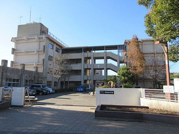 吉野東中学校【鹿児島市立吉野東中学校】は、吉野町に位置する1983年創立の中学校です。令和3年度の生徒数は476人で、16クラスあります。校訓は「礼節・勉学・錬磨・勤労」です。 1900m