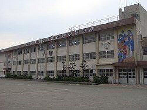 坂元台小学校【鹿児島市立坂元台小学校】は、西坂元町に位置する1985年創立の小学校です。令和3年度の生徒数は403人で、16クラスあります。校訓は「やる気　元気　根気」です。 450m