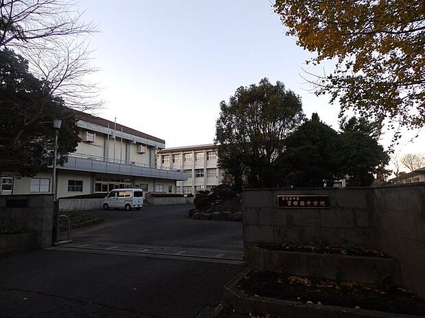 吉田南中学校【鹿児島市立吉田南中学校】は、本名町に位置する1947年創立の中学校です。令和3年度の生徒数は215人で、9クラスあります。校訓は「礼節・立志・努力」です。 6100m