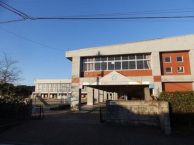 牟礼岡小学校【鹿児島市立牟礼岡小学校】は、牟礼岡1丁目に位置する1987年創立の小学校です。令和3年度の生徒数は93人で、8クラスあります。校訓は「あかるく　かしこく　たくましく」です。 600m