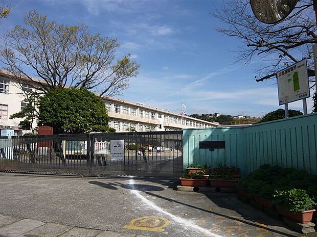 伊敷小学校【鹿児島市立伊敷小学校】は、伊敷5丁目に位置する1878年創立の小学校です。令和3年度の生徒数は413人で、17クラスあります。 900m