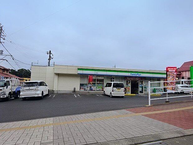 ファミリーマート坂元店【ファミリーマート坂元店】は、鹿児島市坂元町23-5に位置する鹿児島蒲生線近くのコンビニエンスストアです。駐車場有、店内には鹿児島銀行のATMがあります。 620m