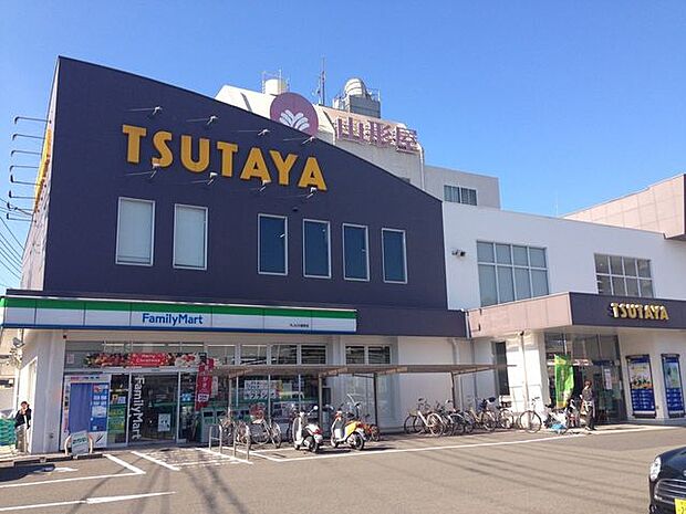 TUTAYA城西店DVD・ビデオ・ブルーレイ・CD・ゲーム・本・コミックのレンタル・販売。ファミリーマート、カフェも併設 320m