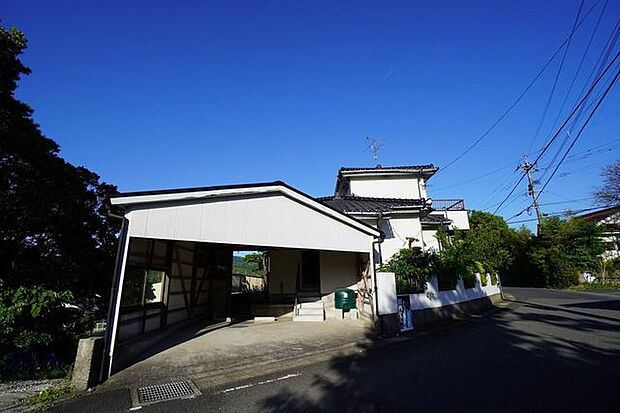 【外観写真】屋根付きの駐車場付き