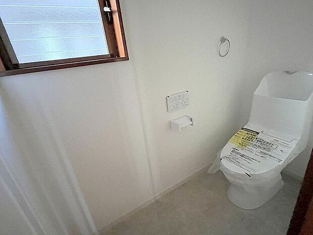1階トイレ。節水タイプで経済的。ノズルも便器も汚れが付きにくくおそうじしやすい素材でできているため、きれいが長続き！
