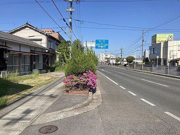 南側接面道路（県道）