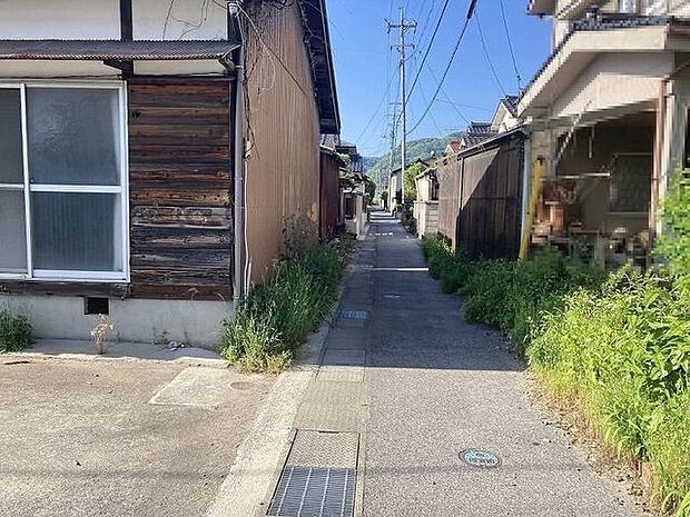 東側接面道路