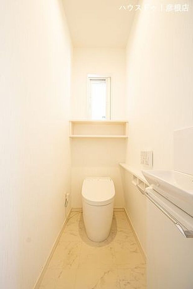 ■トイレ（1階）洗浄機能付き便座。手洗い場は、壁面に併設されており、スタイリッシュなトイレです♪