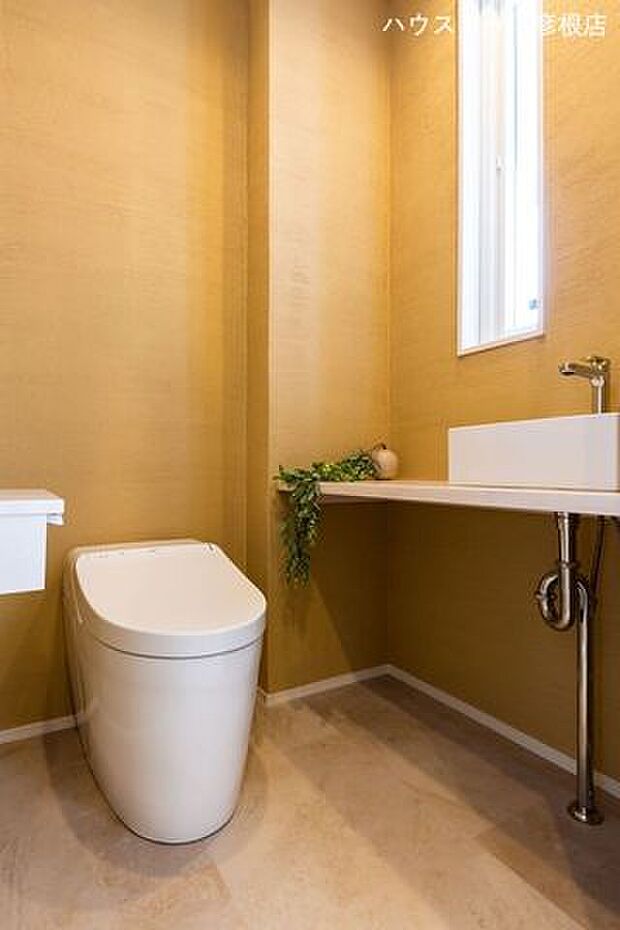 ■1階トイレアクセントクロスがお洒落な品のあるトイレです！シンプルなデザインで、落ち着きある空間です♪