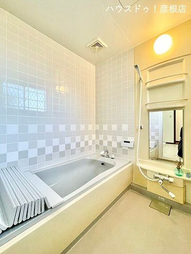 ■浴室脚を伸ばし、くつろいでバスタイムを楽しめる広々浴槽！浴室には窓もあり、開放感があります！換気もバッチリです♪明るい色調で清潔感もありますね♪