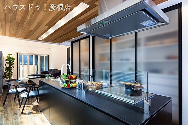■キッチンレッドシダーを使用した下がり天井になっています！アイランドキッチンでデザインも使い勝手も◎横にダイニングテーブルを配置することで料理の持ち運びも楽々です♪