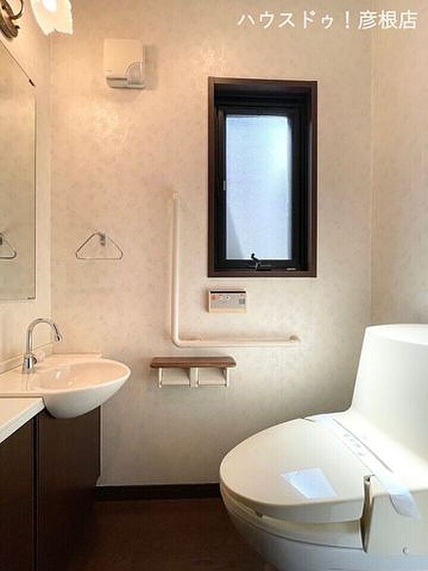 ■1階トイレ窓があるので明るく、換気もバッチリですね♪お洒落な照明とミラー付きです！！