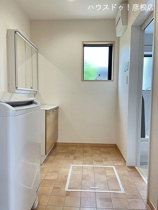 シンプルで使い易い洗面台！   洗面室は広々♪窓もあり明るいです。   収納スペースもあり便利です。