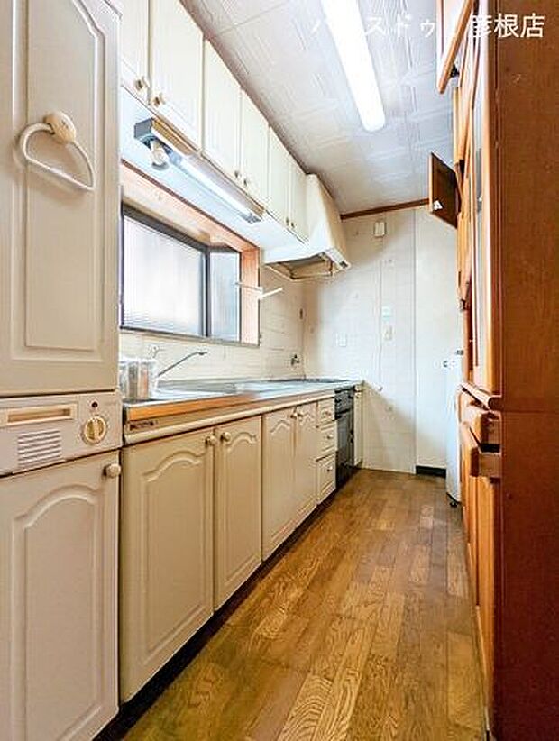 ■キッチン前面の窓から明るい光が入るので、お料理しやすいキッチンですね！たくさんの収納スペースがあり、お料理グッズや食器をスッキリしまっておけます♪