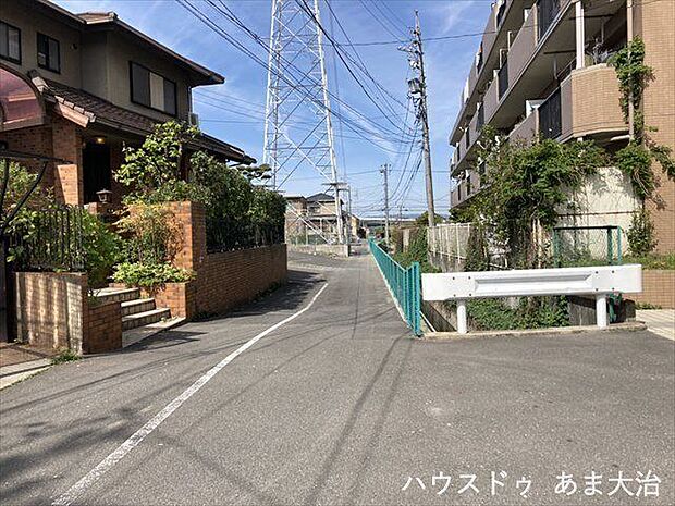 南側の前面道路です。車の出し入れもしやすく、また配達などの車が停まっていても通行出来る道幅となっています。