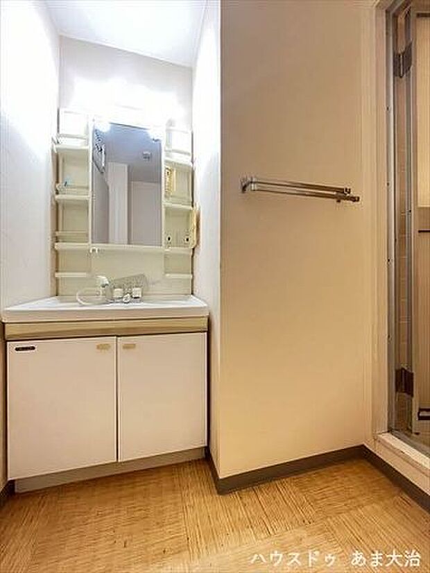 LDK、洋室どこからでもアクセスのしやすい位置に洗面所が配置されていて家事の負担も軽減されそうですね。
