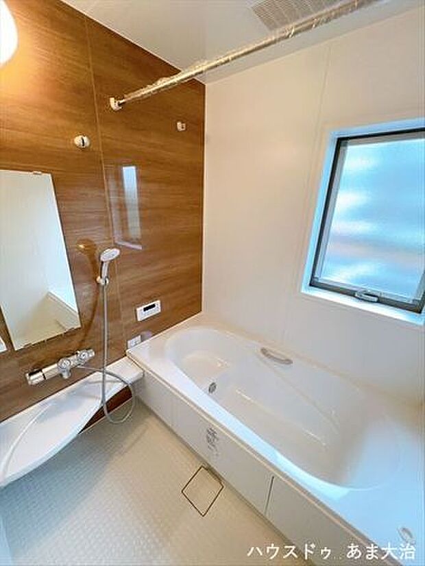 木目調の明るい温かみのある浴室。空間を広く感じる事ができますね。