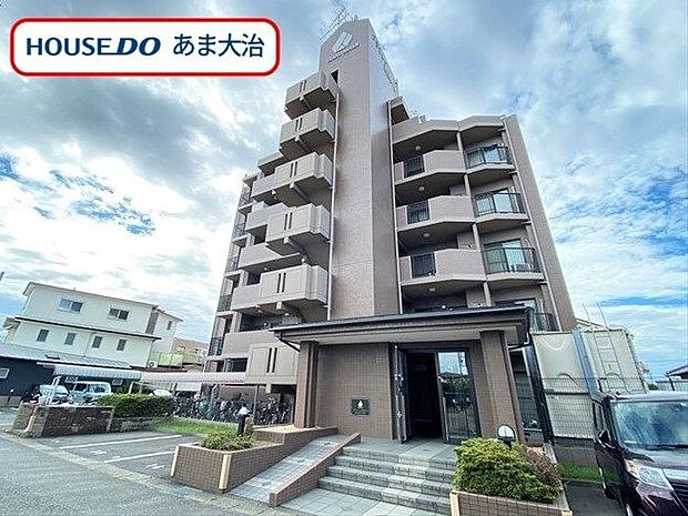 名古屋市内へのアクセスも良好な下萱津山伏エリア。6階建て総戸数17戸の5階に位置する4LDKです。玄関にアルコープのある角部屋で防犯面でも安心ですね。