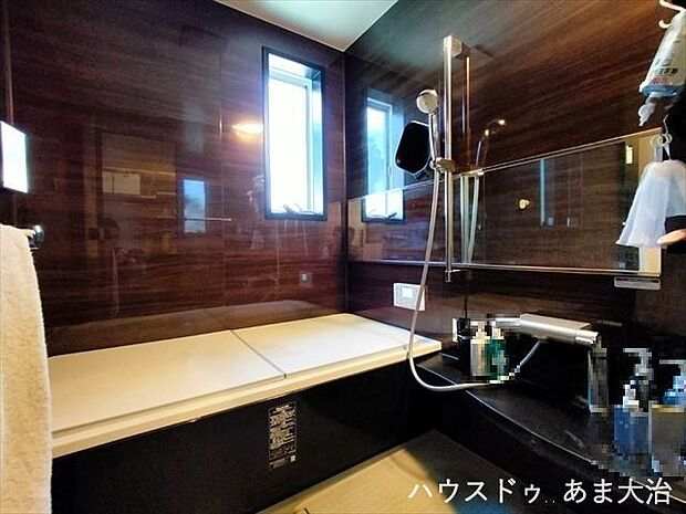 大型のバスタブを採用。横長の鏡があることで浴室が高級感のある雰囲気に◎奥行きをももたらし、広々とした印象を与えてれますね。