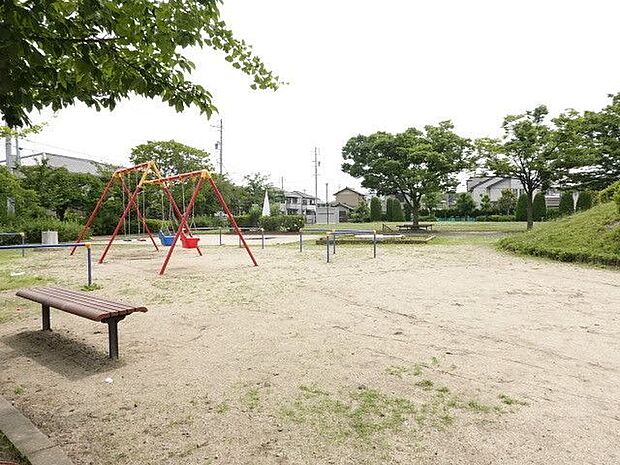 木田郷西公園　公園内には遊具はもちろんウオーキング用に舗装された道もあり、小さなお子様からご年配の方にまで愛される地域の公園です。 400m