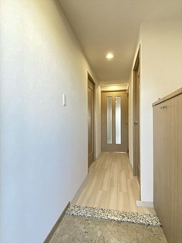 玄関から入って直接各部屋にアクセスできる明るい廊下です。段差が少ないので出入りにスムーズです。