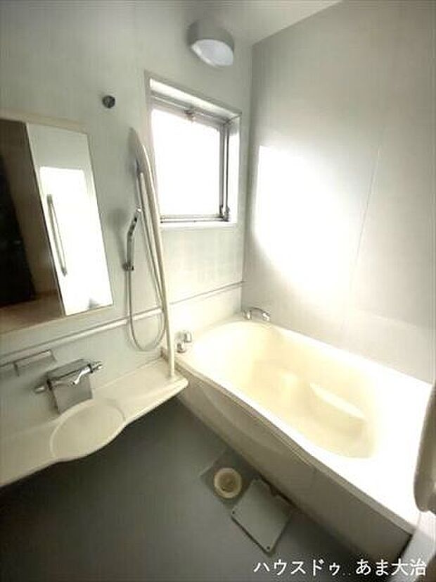 大型のバスタブのある浴室です。程よい採光も期待でき、日中のバスタイムも楽しめそうですね。