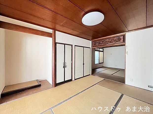 1階和室です。南側6畳の和室には床の間や押し入れがあり、日本家屋の居心地のよさを感じることができます。