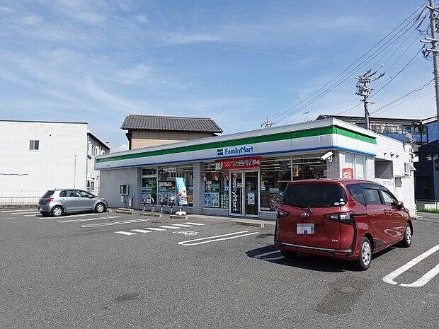 ファミリーマート大治西條店　スローガンは「Fun＆Fresh」。驚きやワクワク感を与えるべく、商品改革に取り組んでいる。カフェフラッペやフライドチキンが美味しいです。 350m