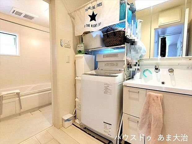 キッチンの奥にある洗面所は動線が良く、朝の慌ただしい時間の家事もはかどりそうです。洗面台は鏡の裏にも収納があり歯ブラシや洗面小物を隠して収納できるのでいつでもスッキリ。