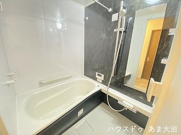 浴室乾燥機付きの浴室は、大理石調のアクセントパネルが特徴的。高級な雰囲気になり、お洒落でスタイリッシュな印象になりますね。