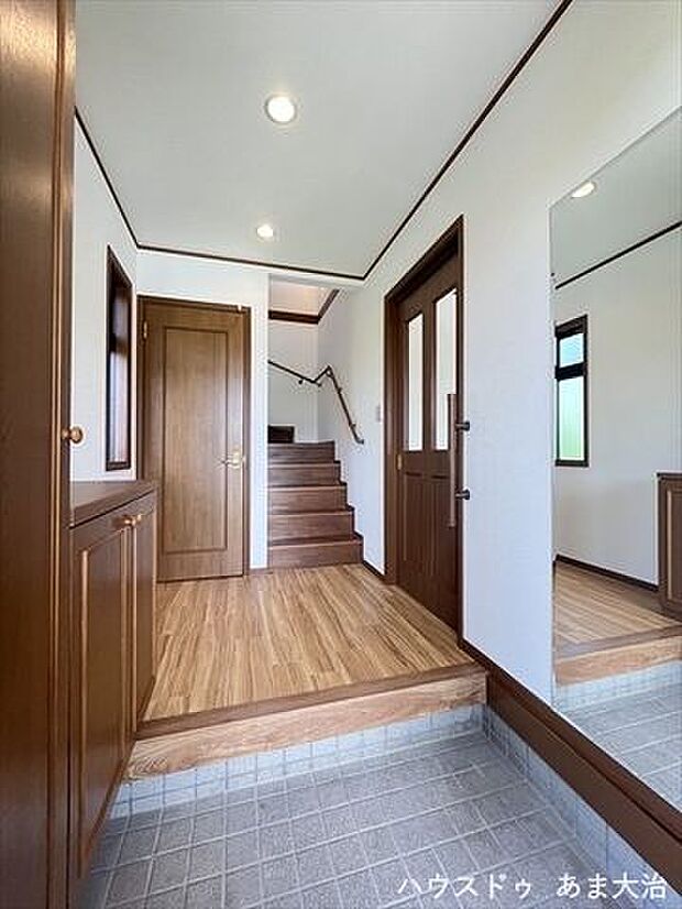 全身鏡付きの玄関ホールは、見た目以上の広さを感じることができる空間です。