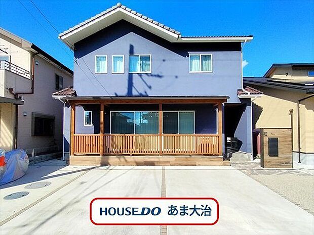 デザイン性の高いおしゃれな青いお家は帰宅も楽しみになりますね。南向きで日当たり良好。