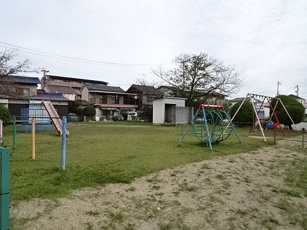 秋竹東児童遊園　自転車置き場も併設されている公園。近隣のお子様やご家族の憩いの場となっています。 290m