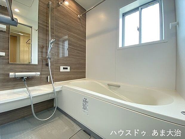 バスルームは木目のアクセントパネルが癒しの空間を演出してくれています。浴室乾燥機付きで雨の日や花粉症の季節の洗濯物も安心ですね。
