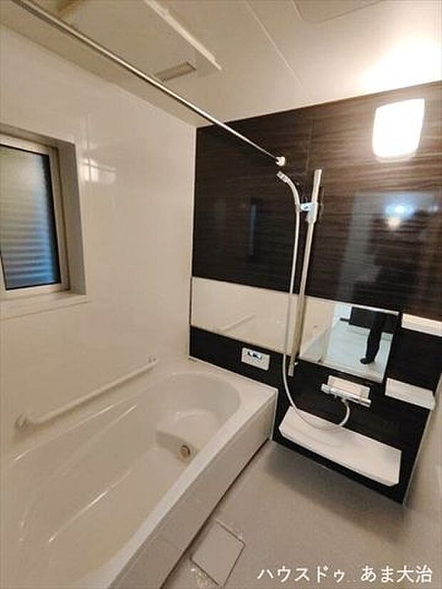 横長の浴室ミラーは空間を広く見せる効果があります。リラックススペースとしてゆったり過ごしていただけそう。