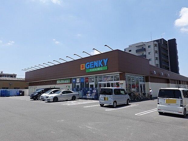 「ゲンキー新居屋西店」　営業時間9時〜21時　ドラッグストアですが、お薬などの以外にもお野菜やお肉・冷凍食品なども充実していてお値打ちに購入できます。 720m