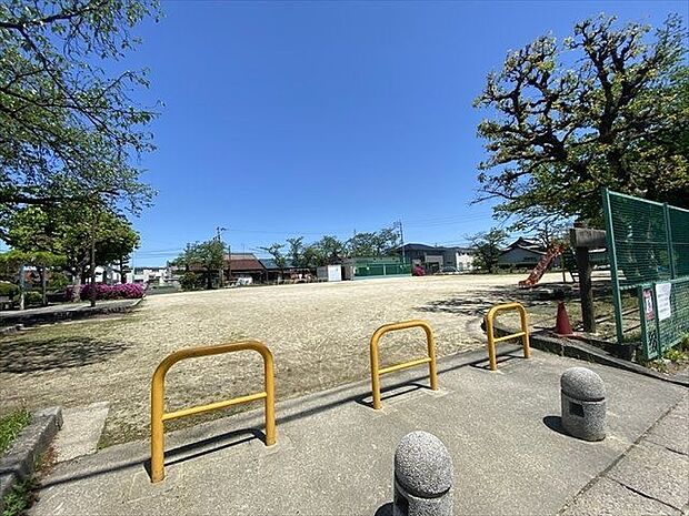 城跡公園　ボール遊びができる公園です。藤棚、滑り台、ブランコ、トイレと設備も整っています。 660m