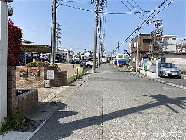 前面道路です。道路幅にゆとりがあるので、車種を選びません。大きめの車を乗りたい方にもオススメです。