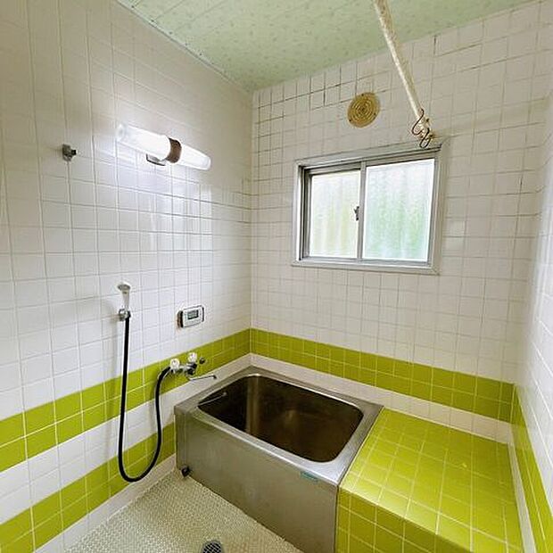 浴室に窓があり外の空気を感じながらの入浴はとても気持ちよさそうですね♪換気もできカビを防ぐことができます。