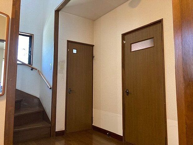奥の扉はトイレ。手前の扉は脱衣所への扉です。