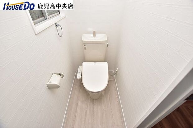 【トイレ】令和5年4月1日撮影温水洗浄便座機能付きのトイレに新調済み♪