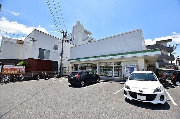 ファミリーマート脇田電停前店【ファミリーマート脇田電停前店】は、鹿児島市宇宿3丁目28-1に位置する脇田交差点近くのコンビニエンスストアです。駐車場有、店内には鹿児島銀行のATMがあります。 760m