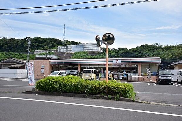 セブンイレブン宇宿7丁目店【セブンイレブン宇宿7丁目店】鹿児島市宇宿7丁目にあるコンビニです。設備　ATM、マルチコピー機、お会計セルフレジ、店舗留置サービス、セブンミール、たばこ、お酒、 810m