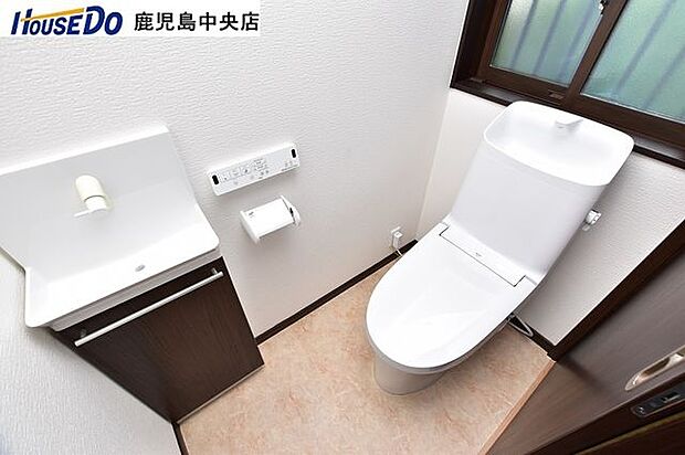 【トイレ】温水洗浄便座機能付きのトイレに新調！手洗い器も付いています♪