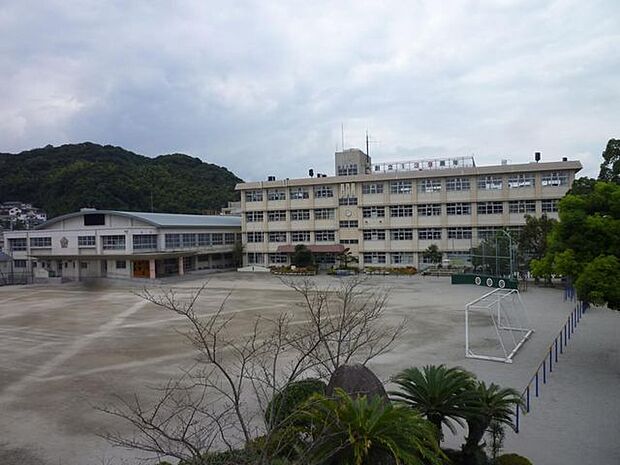 田上小学校【鹿児島市立田上小学校】は、田上5丁目に位置する1876年創立の小学校です。令和3年度の生徒数は550人で、26クラスあります。 850m