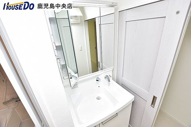【洗面台】3面鏡の洗面台です！収納が多く水回りのものをスッキリ収納できます♪
