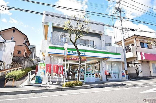 ファミリーマート吉満西陵店【ファミリーマート吉満西陵店】は、鹿児島市西陵6-20--21に位置する西陵団地中央交差点近くのコンビニエンスストアです。駐車場有、店内には鹿児島銀行のATMがあります…